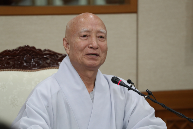 설정 스님이 13일 오후 서울 종로구 한국불교역사문화기념관에서 긴급 기자회견을 하고 있다. 설정 스님은 