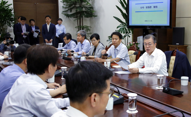 문재인 대통령이 13일 오후 청와대 여민관에서 열린 수석·보좌관회의를 주재하고 있다. 연합뉴스