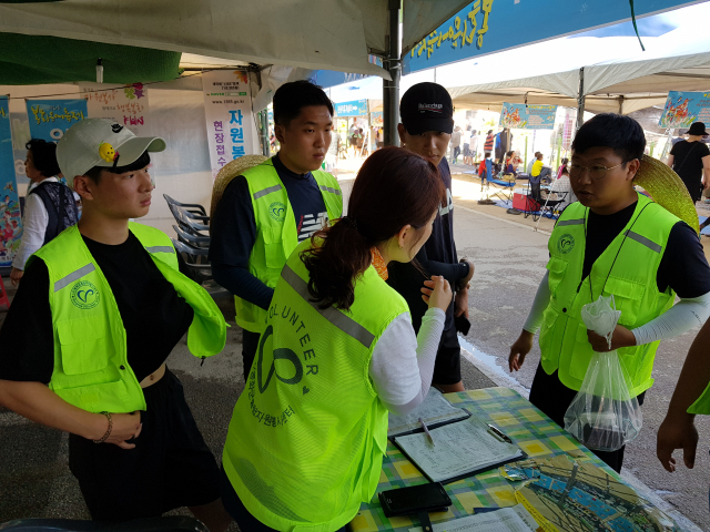 봉화지역 청소년들이 은어축제장에서 각종 행사 도우미 역할을 하고 있다. 봉화군 제공