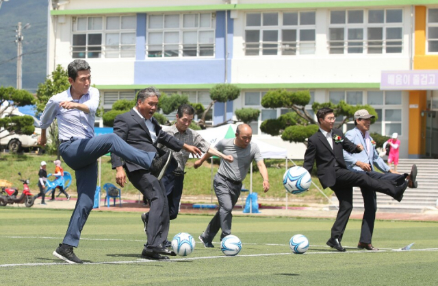 67주년을 맞는 광복기념 신광면민 축구대회에서 내빈들이 시축을 하고 있다. 포항시 제공