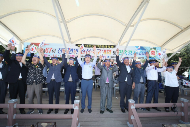 67주년을 맞은 신광면민 축구대회에서 참가자들이 만세를 부르고 있다. 포항시 제공