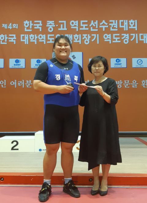 이선미(왼쪽)가 13일 서천군민체육관에서 열린 한국 중·고 역도선수권대회 여자 최중량급에서 합계 276㎏으로 장미란의 기록(275㎏)을 넘어선 한국 주니어 신기록을 세운 뒤 기뻐하고 있다. 연합뉴스