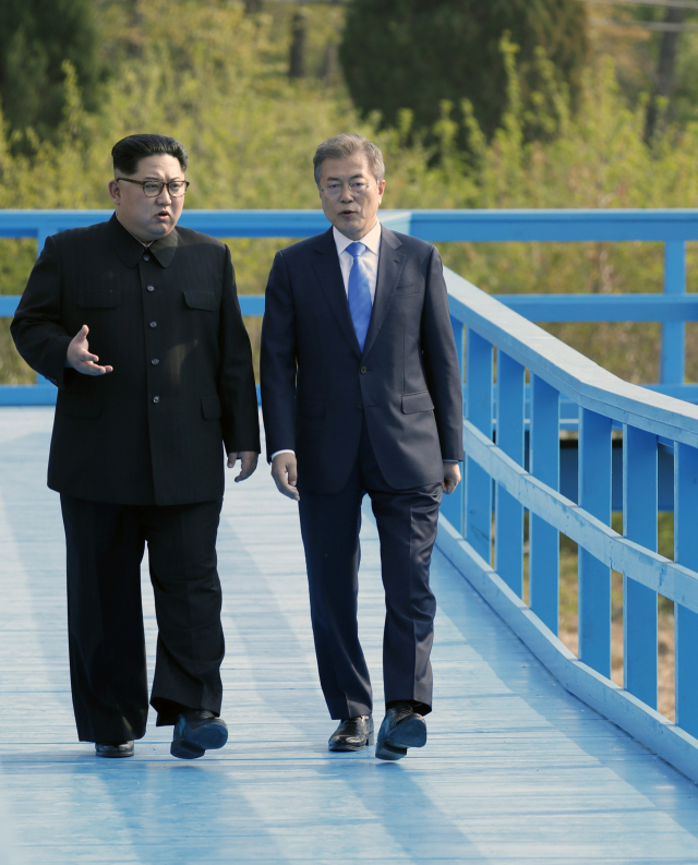 문재인 대통령과 김정은 국무위원장이 판문점 인근 