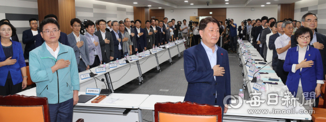 대구경북한뿌리상생위원회 총회 및 공동선언식이 13일 오후 경북도청 화랑실에서 열려 권영진 대구시장, 이철우 경북도지사를 비롯한 상생위원들이 국민의례를 하고 있다. 성일권 기자 sungig@msnet.co.kr