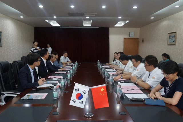 경북대학교병원(병원장 정호영)과 중국 청도대학부속병원(이사장 왕 신셍)은 8월 9일 중국 청도대학부속병원에서 협력관계 구축을 위한 양해각서를 체결했다.