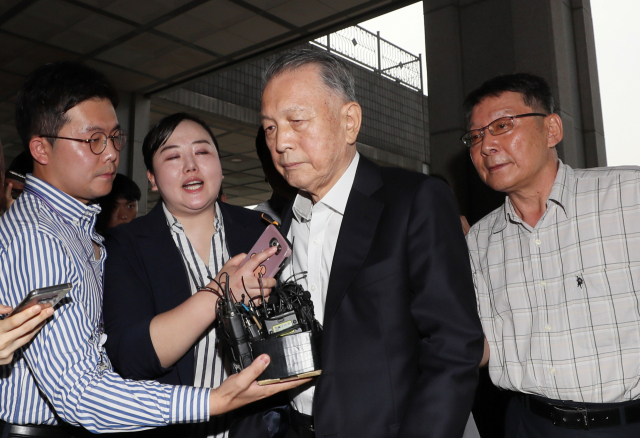 박근혜 정부 시절 청와대와 법원행정처의 재판거래 의혹에 연루된 혐의를 받는 김기춘 전 대통령 비서실장이 14일 오전 서울 서초구 서울중앙지검에 출석하고 있다. 연합뉴스