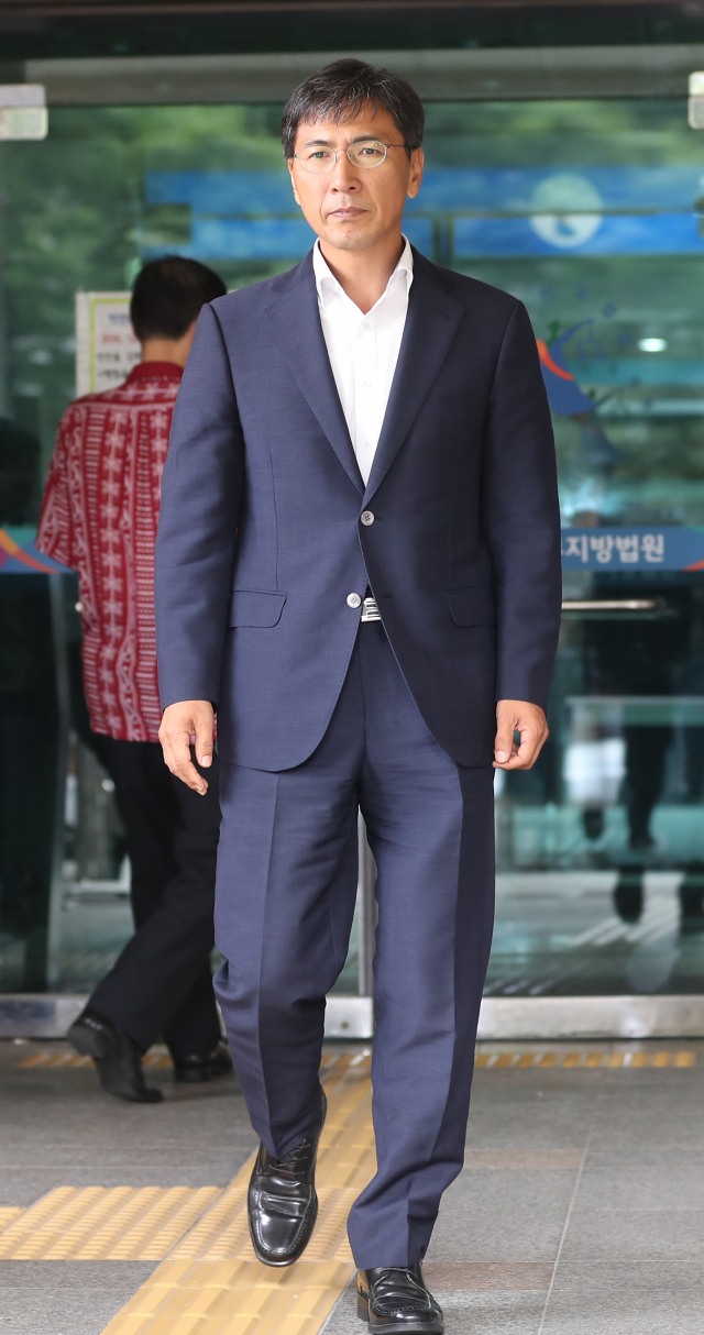 비서에 대한 성폭력 혐의로 기소된 안희정 전 충남지사가 27일 1심 결심공판을 마치고 서울 서부지법을 나서고 있다. 검찰은 이날 안 전 지사에게 징역 4년을 구형했다. 연합뉴스