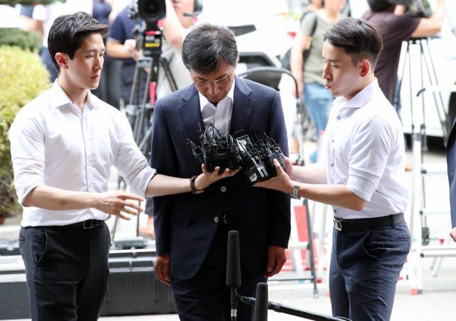 비서에 대한 성폭력 혐의로 기소된 안희정 전 충남지사가 14일 오전 서울서부지법에서 열리는 1심 선고 공판에 출석하기 위해 법정으로 향하고 있다. 연합뉴스