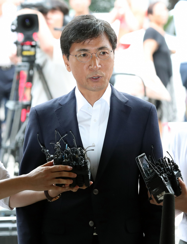 비서에 대한 성폭력 혐의로 기소된 안희정 전 충남지사가 14일 오전 서울서부지법에서 열리는 1심 선고 공판에 출석, 취재진의 질문에 답하고 있다. 연합뉴스