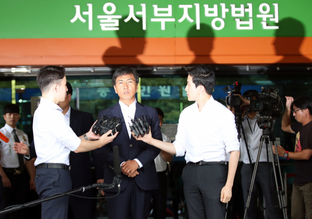 비서에 대한 성폭력 혐의로 기소된 안희정 전 충남지사가 14일 오전 서울서부지법에서 열린 1심 선고 공판을 마치고 법원을 나서고 있다. 안 전 지사는 이날 무죄를 선고받았다. 연합뉴스