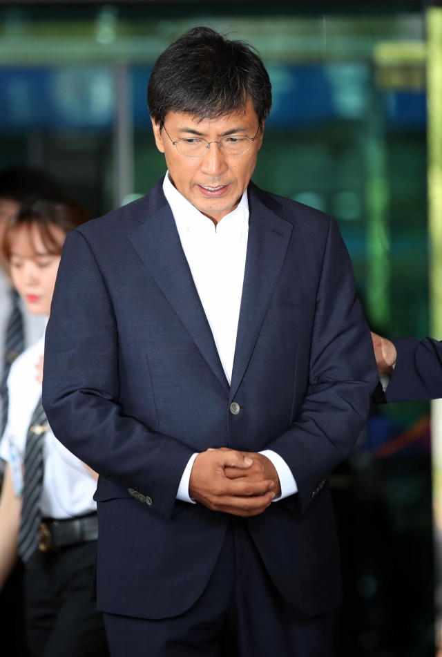 비서에 대한 성폭력 혐의로 기소된 안희정 전 충남지사가 14일 오전 서울서부지법에서 열린 1심 선고 공판을 마치고 법원을 나서고 있다. 안 전 지사는 이날 무죄를 선고받았다. 연합뉴스