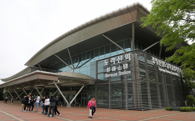 서울과 신의주를 잇는 경의선(京義線) 철도의 역 중 하나로, 경기도 파주시 군내면 도라산리 민통선 안에 있다.