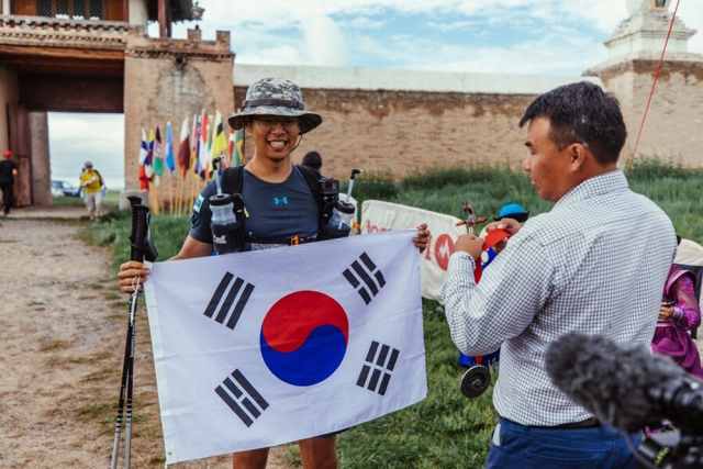 대구대학교 문헌정보학과 2학년 김태환 씨가 몽골 고비사막마라톤대회 완주 후 기념메달을 받고 있다. 대구대 제공