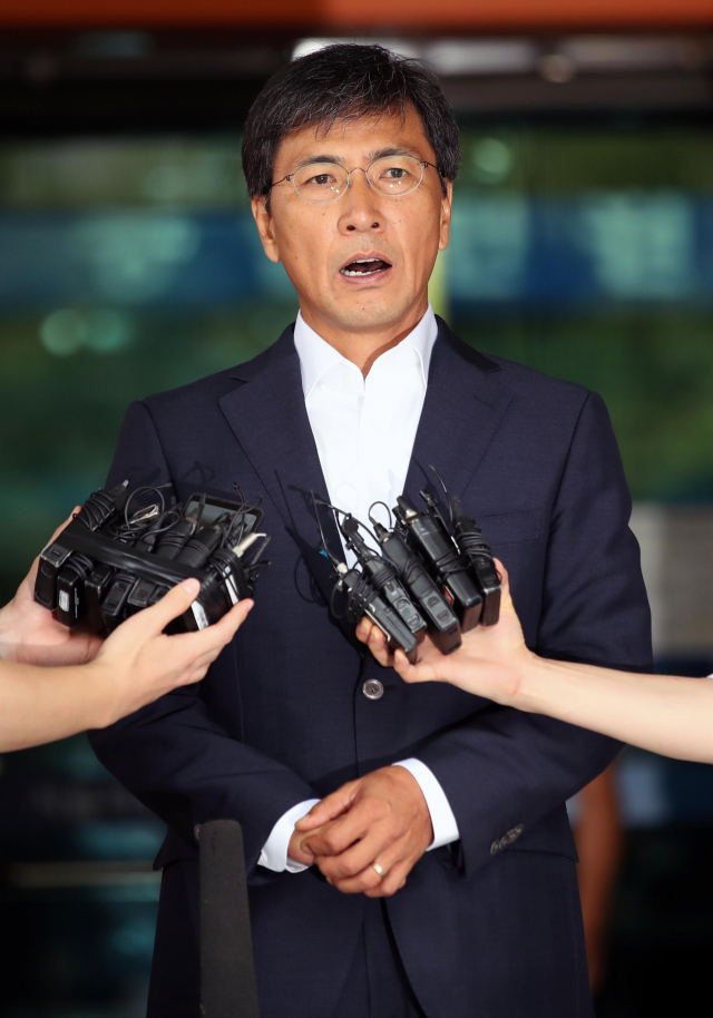 비서에 대한 성폭력 혐의로 기소된 안희정 전 충남지사가 14일 오전 서울서부지법에서 열린 1심 선고 공판을 마치고 법원을 나서며 취재진 질문에 답하고 있다. 안 전 지사는 이날 무죄를 선고 받았다. 연합뉴스