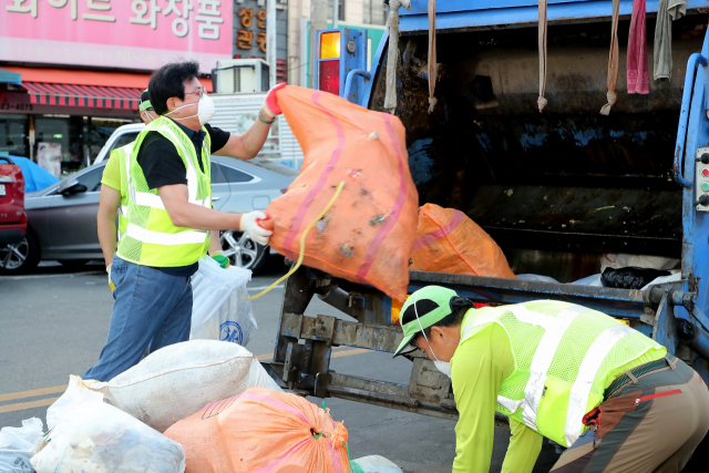 이상길(왼쪽) 신임 대구시 행정부시장이 14일 첫 출근을 대구 북구 칠성시장으로 향했다. 이날 새벽 환경미화원들과 생활쓰레기를 수거했다. 대구시 제공