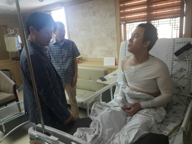 배용래 대구 수성소방서장(앞줄 왼쪽)이 지난달 25일 화재를 진압하다 사고를 당한 정석후 소방장을 찾아 격려하고 있다. 대구 수성소방서 제공.
