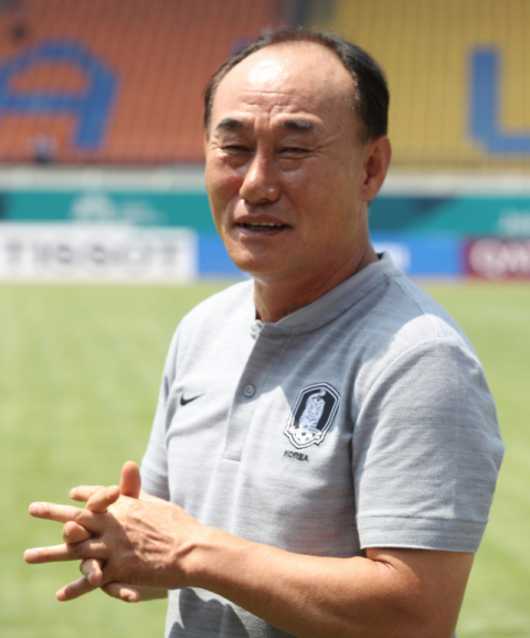 김학범 U-23 축구대표팀 감독이 14일 아시안게임 조별리그 1차전이 열리는 인도네시아 자와라밧주 경기장을 둘러본 뒤 취재진 질문에 답하고 있다. 연합뉴스