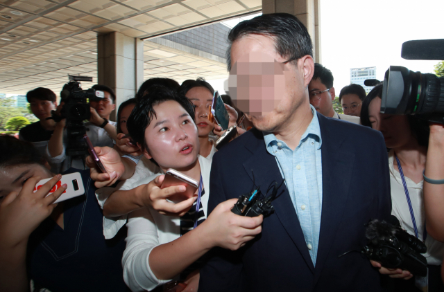 삼성 노조와해 의혹과 관련 옛 삼성그룹 미래전략실 강모 부사장이 10일 오전 서울 서초구 중앙지검에 피의자 신분으로 출석하고 있다. 연합뉴스