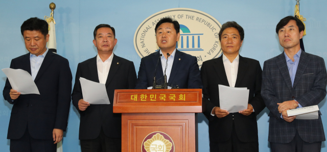 바른미래당 김관영 원내대표와 의원들이 14일 오전 국회 정론관에서 국회 특활비 전면 폐지를 주장하는 기자회견을 하고 있다. 왼쪽부터 유의동 정무위 간사, 이찬열 교육위원장, 김관영 원내대표, 이학재 정보위원장, 하태경 국방위 간사 연합뉴스