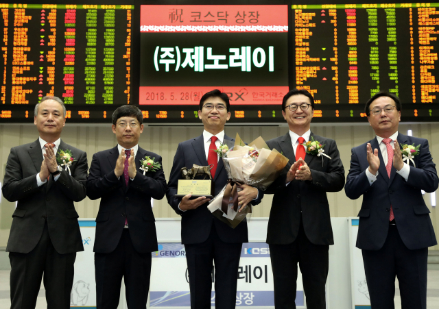 28일 서울 여의도 한국거래소에서 의료용 X-ray기기 전문 제조업체인 ㈜제노레이의 코스닥시장 신규상장기념식이 열리고 있다. 왼쪽부터 최규준 한국IR협의회 부회장, 정운수 한국거래소 코스닥시장본부장, 박병욱 ㈜제노레이 대표이사, 유상호 한국투자증권 대표이사, 송윤진 코스닥협회 부회장. 연합뉴스