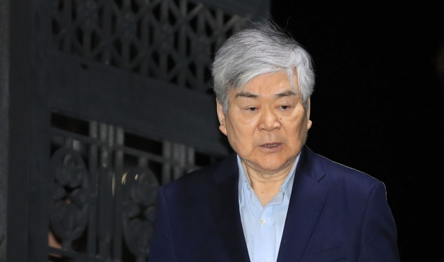 수백억 원대 상속세 탈루 등 비리 의혹을 받는 조양호 한진그룹 회장이 6일 오전 구속영장이 기각되자, 서울 구로구 남부구치소 밖으로 나서고 있다. 연합뉴스