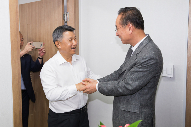 장세용(더불어 민주당·오른쪽) 경북 구미시장과 장석춘 자유한국당 의원이 14일 만나 구미시 현안을 협의했다. 소속 정당은 다르지만 구미시 현안에 서로 협조하자고 했는데 일부 안건에서는 의견 차이를 보였다. 연합뉴스