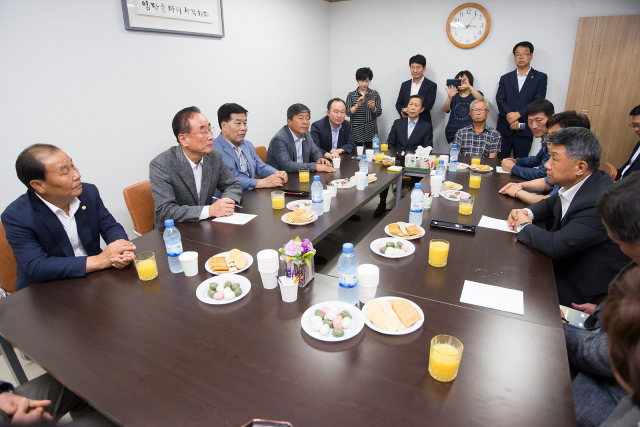 장세용(더불어 민주당) 경북 구미시장과 장석춘 자유한국당 의원이 14일 만나 구미시 현안을 협의했다. 소속 정당은 다르지만 구미시 현안에 서로 협조하자고 했는데 일부 안건에서는 의견 차이를 보였다. 연합뉴스