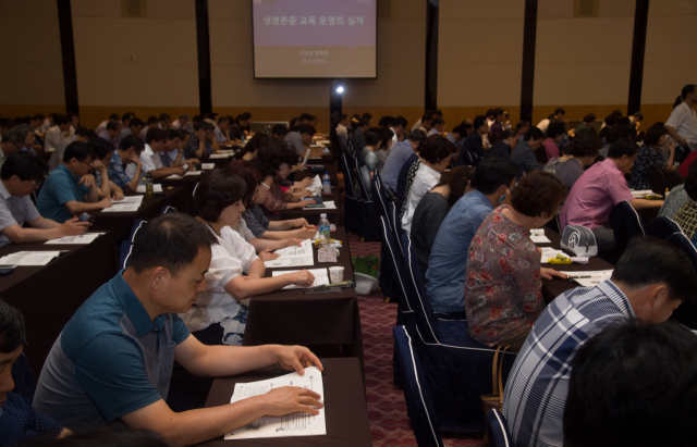 임종식 경북도교육감은 14일 구미 금오산호텔에서 도내 초등학교장에게 학교폭력 예방과 생명존중에 대한 관심을 당부했다. 경북도교육청 제공