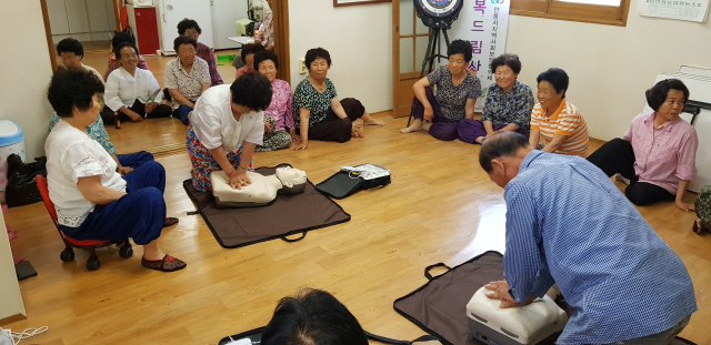 안동소방서는 최근 안동시보건소와 함께 경로당을 찾아다니며 폭염대비법과 소방안전교육을 시행하고 있다. 안동소방서 제공