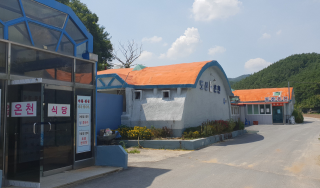 20여년 재산권과 지역개발의 발목을 잡아왔던 안동 도산온천보호지구가 지정 해제돼 지역개발에 대한 주민들의 기대감이 커지고 있다. 사진은 도산온천의 외부 모습. 엄재진 기자