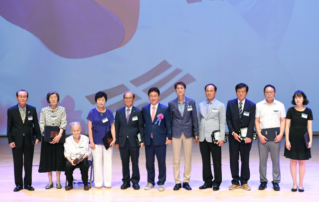 제73회 광복절 경축행사에서 표창을 받은 수상자들이 기념사진을 찍고 있다. 경북도 제공