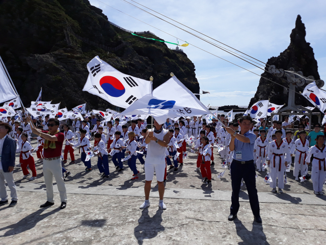 광복절을 맞아 국기원시범단이 독도 선착장에서 태권도 퍼포먼스를 벌이고 있다. 경북도 제공