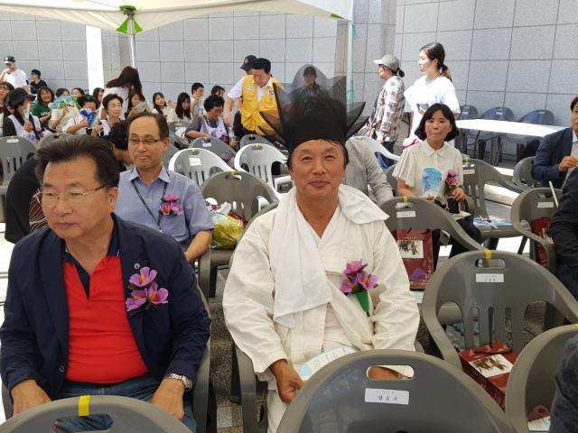 종가음식 전문점 예미정 권동순 대표(사진 가운데)가 15일 충남 천안 독립기념관에서 열린 타종식에 초청됐다. 예미정 제공
