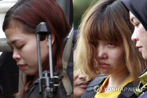2017년 3월 1일 김정남 암살 혐의로 기소된 인도네시아인 시티 아이샤(25)와 베트남 국적자 도안 티 흐엉(29)이 말레이시아 세팡 법원에 들어서고 있다. AP 연합뉴스