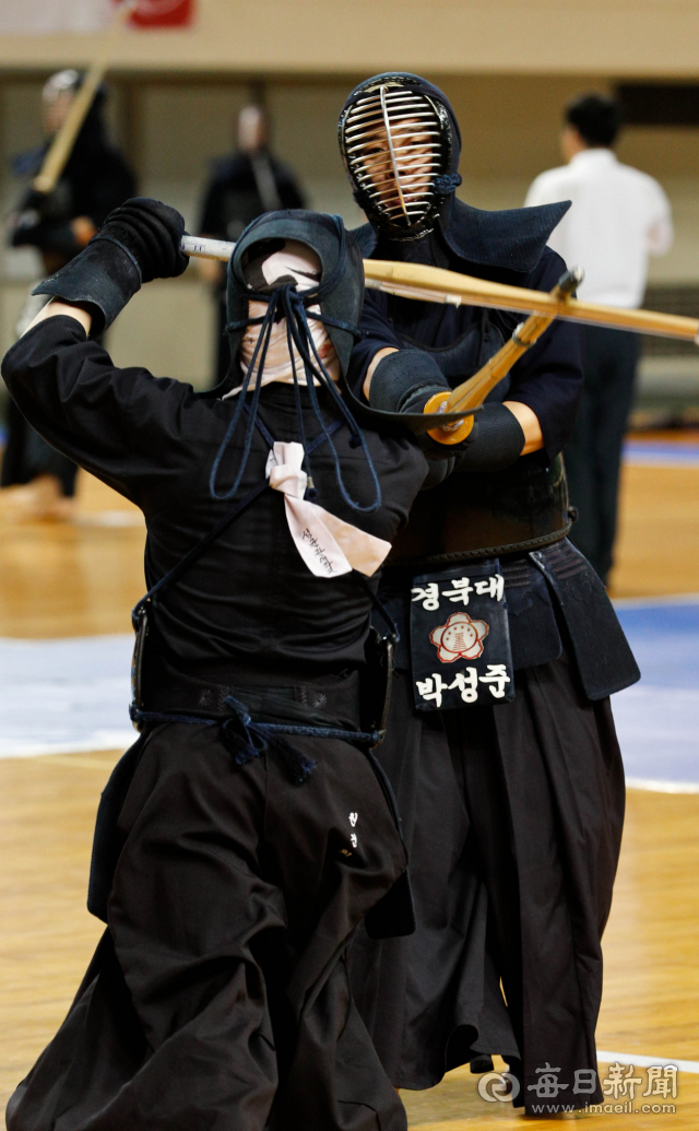 15일 대구실내체육관에서 열린 8.15 광복절기념 문화체육관광부장관배 제47회 전국학생검도대회 대학부 준결승에서 경북대 박성준(오른쪽)과 성균관대 원건희가 경기를 펼치고 있다. 우태욱 기자 woo@msnet.co.kr