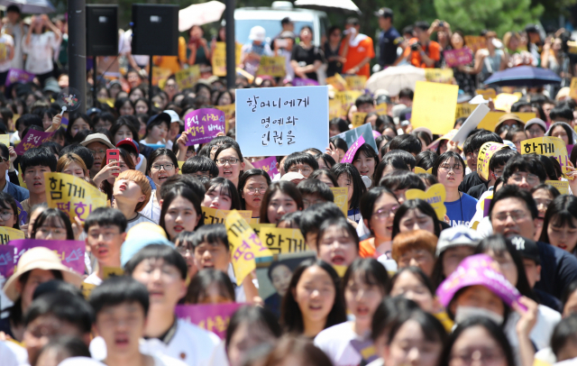 제73주년 광복절인 15일 서울 종로구 옛 일본대사관 앞에서 열린 