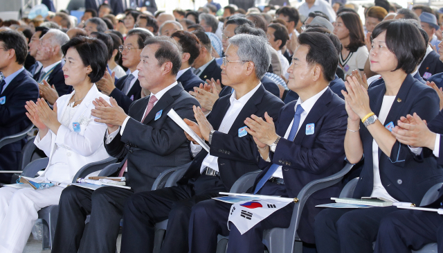 여야 대표들이 15일 오전 서울 용산구 국립중앙박물관 열린마당에서 열린 제73주년 광복절 및 정부수립 70주년 경축식에서 문재인 대통령이 경축사를 하는 도중 박수를 치고 있다. 왼쪽부터 더불어민주당 추미애 대표, 자유한국당 김병준 비대위원장, 바른미래당 김동철 비대위원장, 민주평화당 정동영 대표, 정의당 이정미 대표. 연합뉴스
