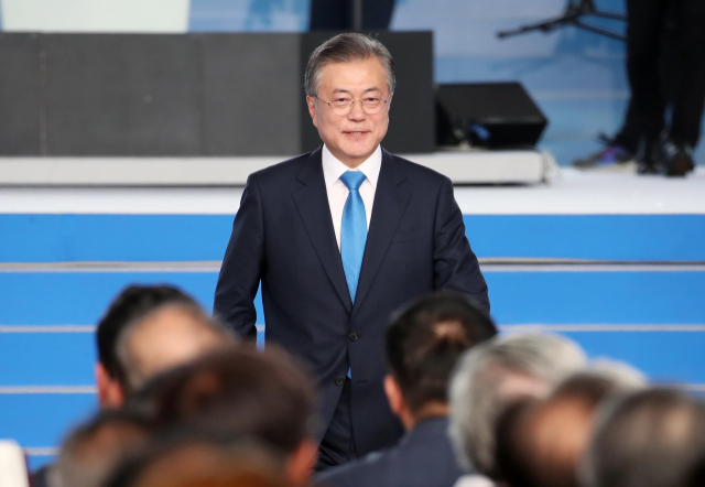 문재인 대통령이 15일 오전 서울 용산구 국립중앙박물관 열린마당에서 열린 제73주년 광복절과 정부수립 70주년 경축식에서 경축사를 마치고 자리로 향하고 있다. 연합뉴스