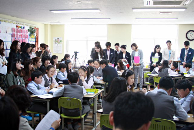 매년 상위권 학생들에게 높은 관심을 받는 교육대의 인기는 올해도 지속될 전망이다. 대구 초등학교 교사들이 대구교육대학교부설초에 있는 