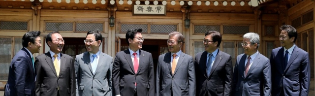 지난해 5월 19일 청와대 상춘재에서 열린 여야 5당 원내대표와 첫 오찬 회동. 왼쪽부터 전병헌 정무수석, 정의당 노회찬·바른정당 주호영·자유한국당 정우택 원내대표, 문재인 대통령, 더불어민주당 우원식·국민의당 김동철 원내대표, 임종석 비서실장. 자료사진 연합뉴스