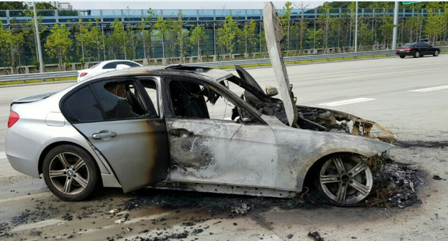 9일 오전 8시 50분께 경기도 의왕시 제2경인고속도로 안양방향 안양과천TG 인근을 지나던 BMW 320d에서 불이 나 출동한 소방관에 의해 15분 만에 꺼졌다. 사진은 불에 탄 BMW 320d 차량. 자료사진 연합뉴스