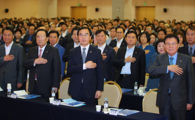 조명균 통일부 장관이 11일 오후 서울 광진구 세종대학교 컨벤션홀에서 열린 민주평화통일자문회의 제18기 서울지역회의에 참석, 국기에 경례하고 있다. 왼쪽부터 김선갑 광진구청장, 이세웅 서울부의장, 조명균 장관, 김덕룡 수석부의장. 연합뉴스