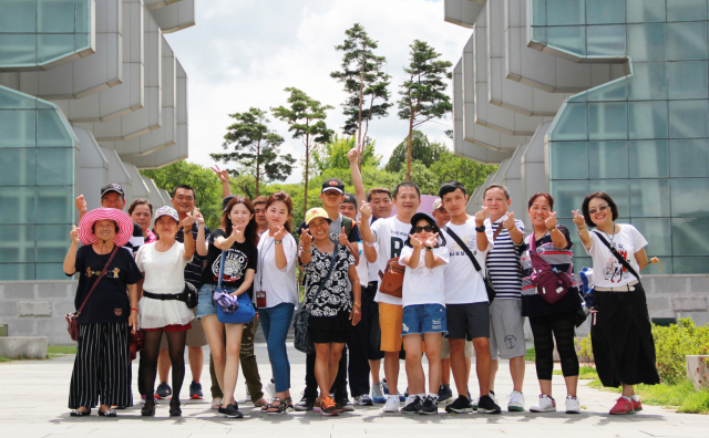 15일 경주엑스포공원을 방문한 대만 관광객들이 경주타워 앞에서 기념사진을 찍고 있다. 엑스포 조직위 제공