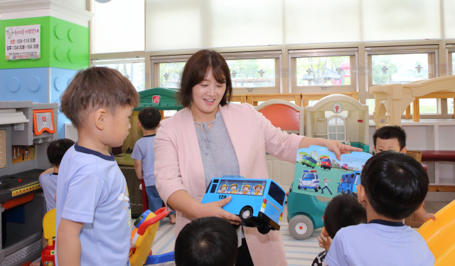 김명신(사진 중앙) 칠곡군아이누리장난감도서관장이 아이들과 장난감을 가지고 놀고 있다. 매일신문 DB