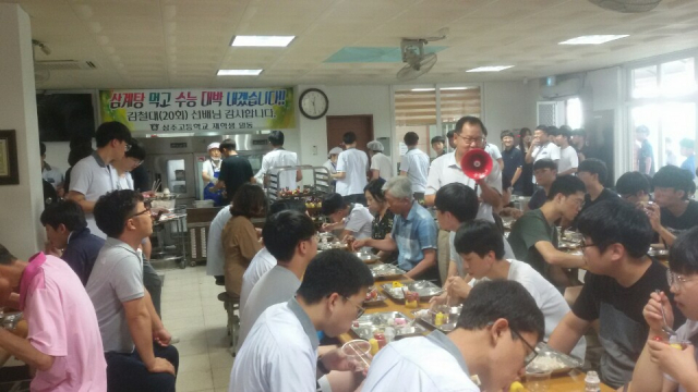 말복인 16일 상주고교 급식소에서는