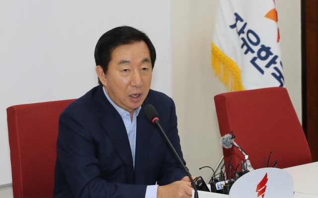 자유한국당 김성태 원내대표가 16일 오후 국회 원내대표실에서 기자간담회를 열고 문재인 대통령과 여야 5당 원내대표 오찬 회동에 대해 브리핑하고 있다. 연합뉴스