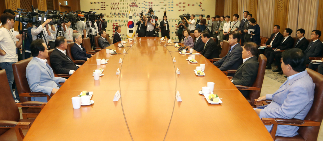 16일 오전 국회 접견실에서 열린 국회의장과 상임위 위원장 회동에서 문희상 국회의장이 발언하고 있다. 연합뉴스