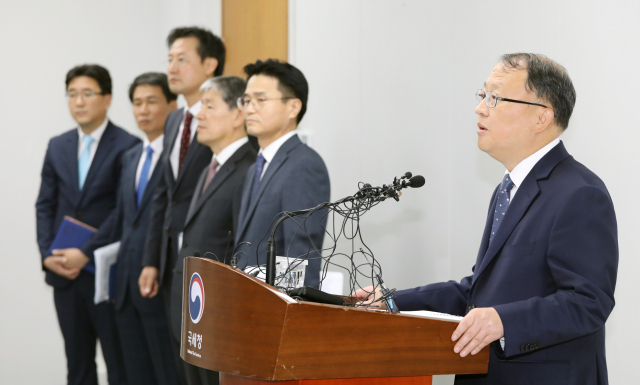 한승희 국세청장이 16일 오후 종로구 서울지방국세청에서 자영업자·소상공인 세정지원 대책을 발표하고 있다. 국세청은 소비 부진과 최저임금 인상 등으로 어려움을 겪는 자영업자와 소상공인을 위해 내년 말까지 이들에 대한 세무검증 작업을 하지 않기로 했다. 연합뉴스