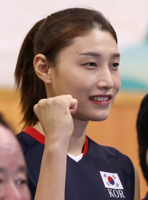 이달 2일 충북 진천선수촌에서 열린 2018 자카르타-팔렘방 아시안게임 언론 공개 행사에서 여자배구 김연경이 파이팅을 외치며 기념촬영을 하고 있다. 연합뉴스