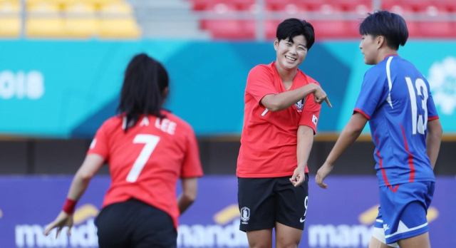 16일 오후 인도네시아 팔렘방 겔로라 스리위자야 경기장에서 열린 2018 자카르타-팔렘방 아시안게임 여자축구 조별리그 예선 한국과 대만의 1차전에서 전가을이 자신에게 연결된 패스가 빗나가자 아쉬워하고 있다. 연합뉴스